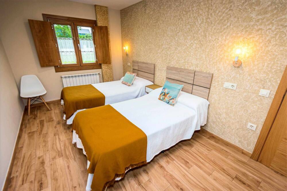 Apartamento entero, Apartamento 6: Tres dormitorios, porche y piscina in Tapia de Casariego, Costa Verde