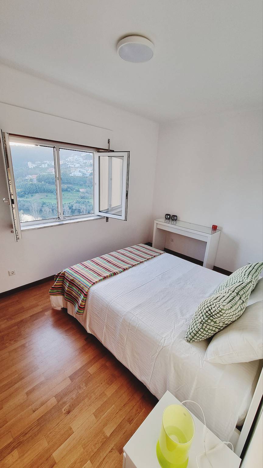 Apartamento inteiro, Apartamento 'Retiro Do Viajante' com vista para a montanha, Wi-Fi e ar condicionado in Penacova, Distrito de Coimbra