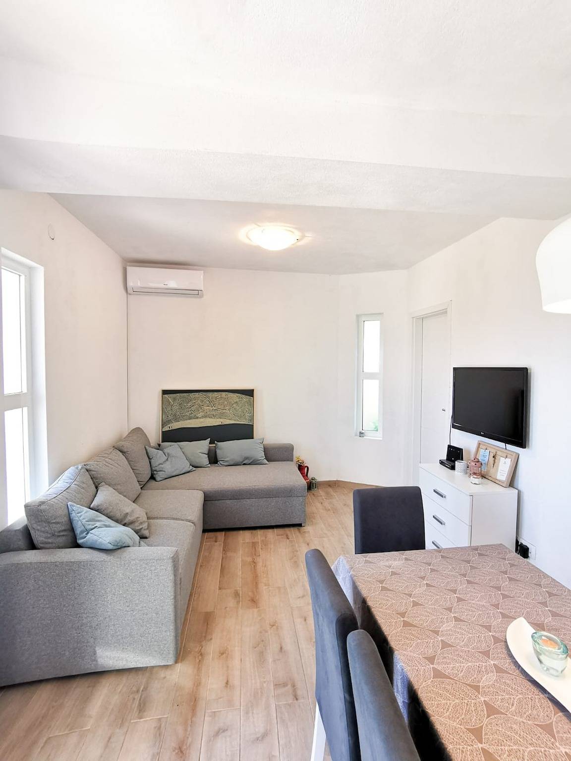 Cijeli apartman, Dvosobni apartman s terasom i pogledom na more Mimice, Omiš -b in Marušići (Dalmacija), Omiška rivijera