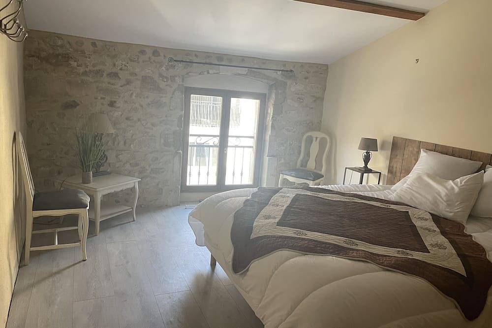 Appartement entier, Grand appartement dans une maison de ville plein centre. in Eyragues, Région d'Arles
