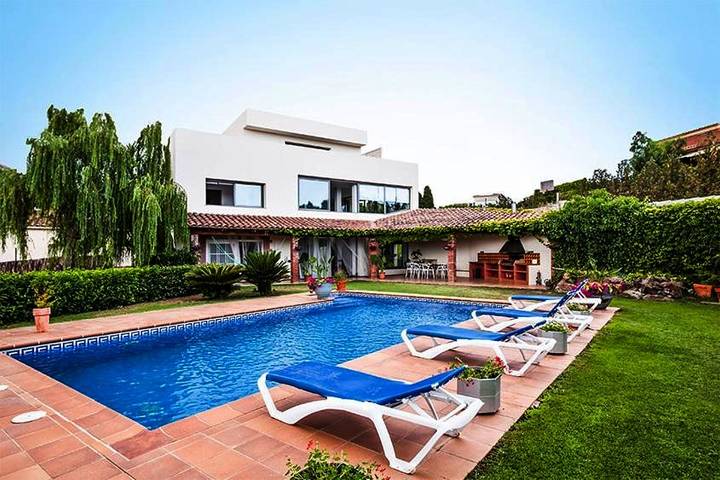 Apartamento para 12 personas, con jardín además de vistas y piscina, Se admiten mascotas en Garriguella