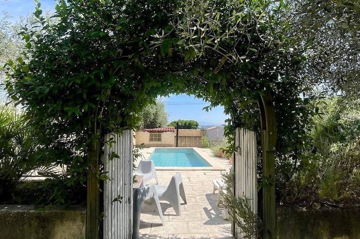 Location de vacances pour 10 personnes, avec jardin et terrasse à Saint-Geniès-de-Comolas