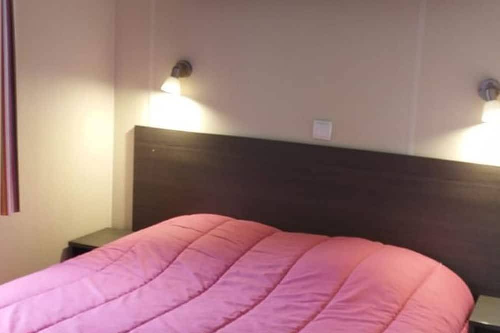 Mobile home in Saint-Maime with terrace in Saint-Maime, Parc naturel régional du Luberon