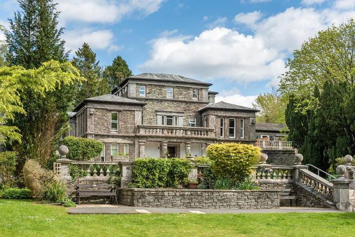 Holiday rental, with Terrace and Garden as well as Pool and View in Windermere