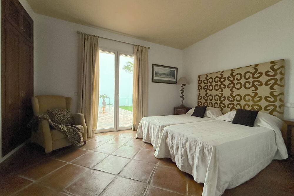 Charming 4-Bed Villa, Private Pool & Garden, Overlooking beach, Sea Views. in Manilva, Málaga Provinz