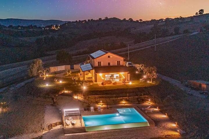 Ferienwohnung für 4 Personen, mit Whirlpool und Terrasse sowie Garten und Pool
