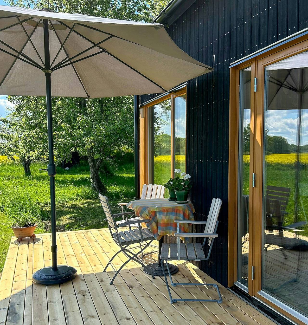 Kleines Haus zwischen Apfelbäumen in der Nähe des Vätternsees in Ödeshög, Vättern