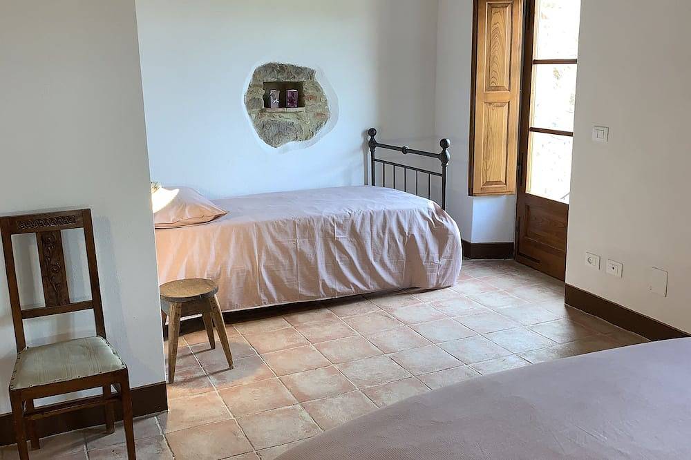 Typische toskanische Residenz in einem alten Dorf am Stadtrand von Siena in Monticiano, Siena Provinz