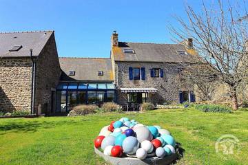 Gîte pour 12 personnes, avec terrasse et jardin à Jugon-les-Lacs