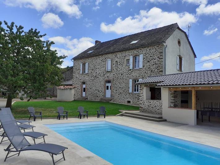 Gîte pour 14 personnes, avec Terrasse ainsi que Jardin et Piscine à Tanus