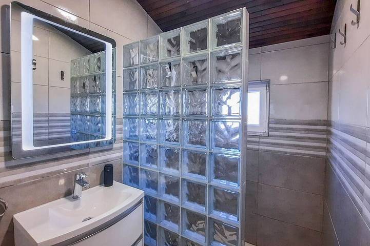 Ganze Wohnung, 2-Zimmer-Ferienwohnung mit Terrasse und Meerblick Milna (Vis in Rukavac, Split-Dalmatien