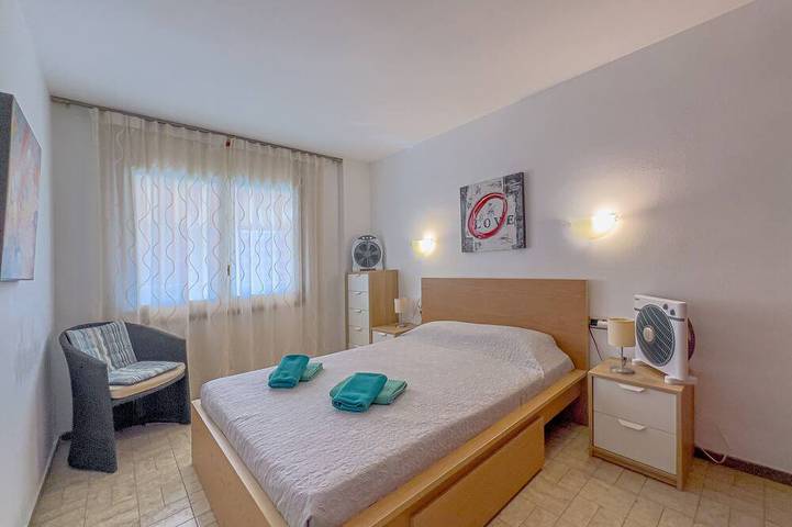 Appartement entier, Appartement sur le Paseo Marítimo à 3 minutes de la plage, piscine communautaire, Wi-Fi gratuit, excellent emplacement, bars, restaurants et magasins. Vivalidays Luis. in Platja de Llevant (Malgrat de Mar), Santa Susanna