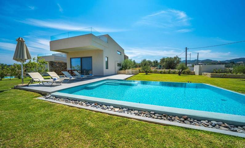 Villa for 4 people, with view and garden as well as pool, with pets in Chania