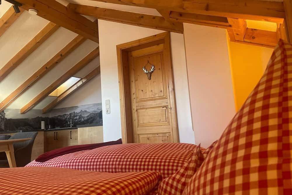 Ganze Wohnung, \"Platzhirsch\" Fewo/Wohn-Schlafraum/Dusche, Wc - Elisabeth, Landhaus in Krün, Bayerische Alpen