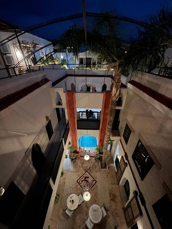 Casa de huéspuedes para 3 personas, con jacuzzi y piscina además de sauna y jardín en Marrakech