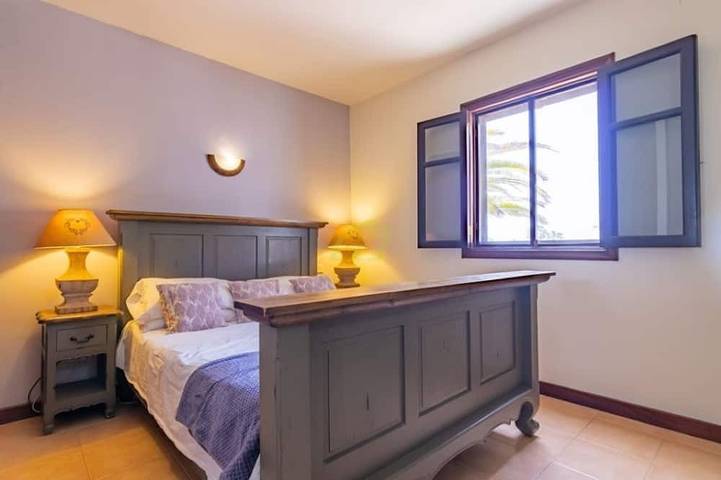 Relaxing Villa Vista a la Montana, Heated  Private Pool short walk from seafront in Playa Blanca, Yaiza