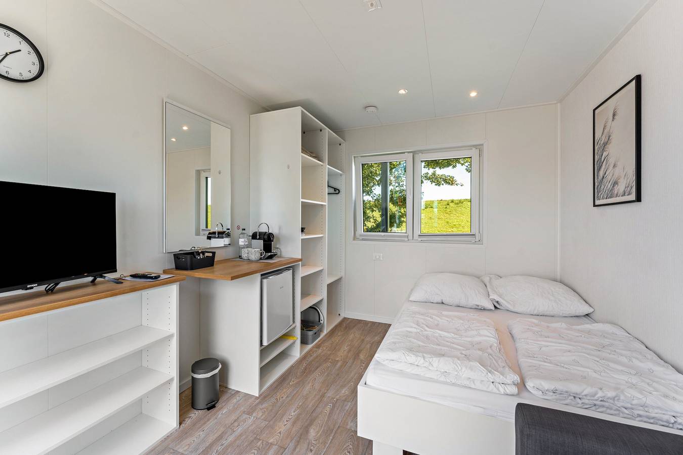 Gästehaus 'Surfbrett 1 – Zimmer mit Deichblick' mit Gemeinschaftsgarten und Wlan in Dahme, Ostholstein