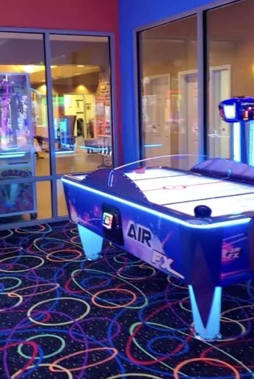 Lounge im Lake-Bridges Bay Resort mit 6 täglichen Wasserparkpässen! in Dickinson County