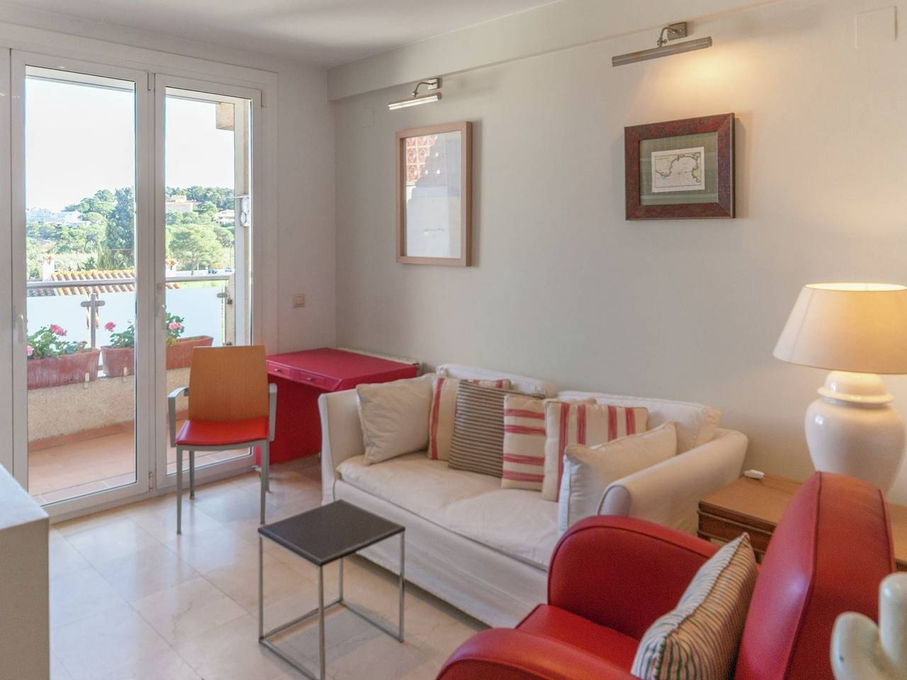 Terraza soleada cerca de la playa in La Escala, Alt Empordà