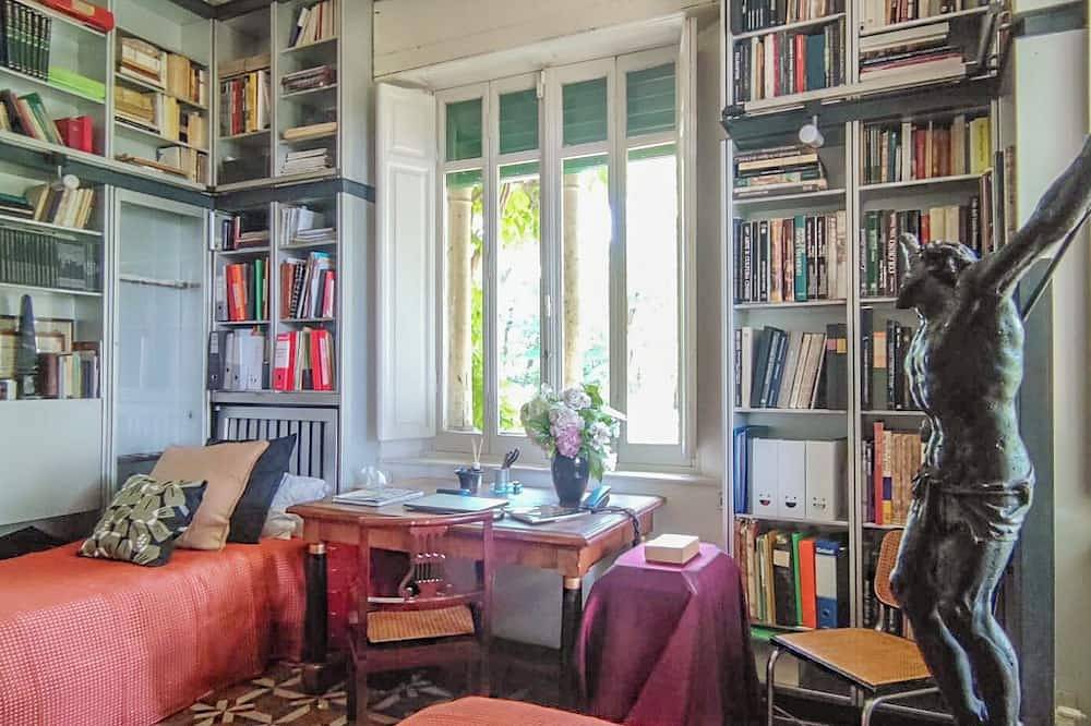Room in the library of the 19th century villa Villa Speranza in Parma, Parma Provinz