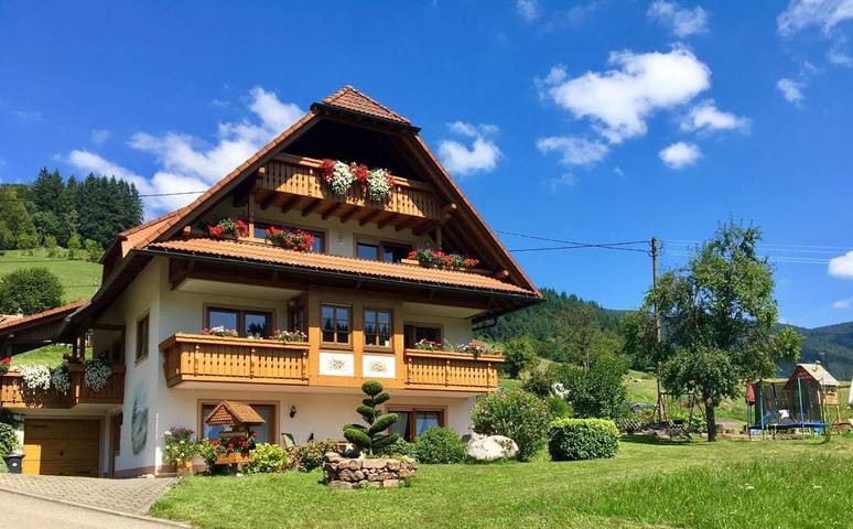 Ferienwohnung für 3 Personen, mit Balkon und Terrasse sowie Garten und Ausblick in Simonswald