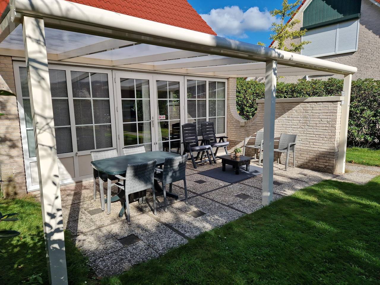 Vakantiepark Hellendoorn — Bungalow für 4 Personen mit Veranda und Klimaanlage im Erdgeschoss in Hellendoorn, Sallandse Heuvelrug