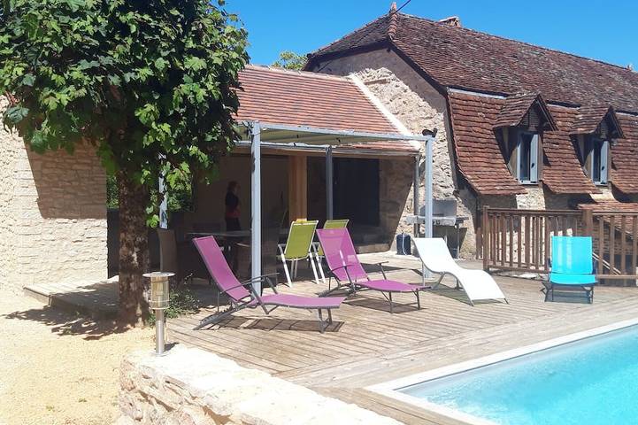 Location de vacances pour 8 personnes, avec terrasse ainsi que jardin et jacuzzi à Saint-Médard-de-Presque