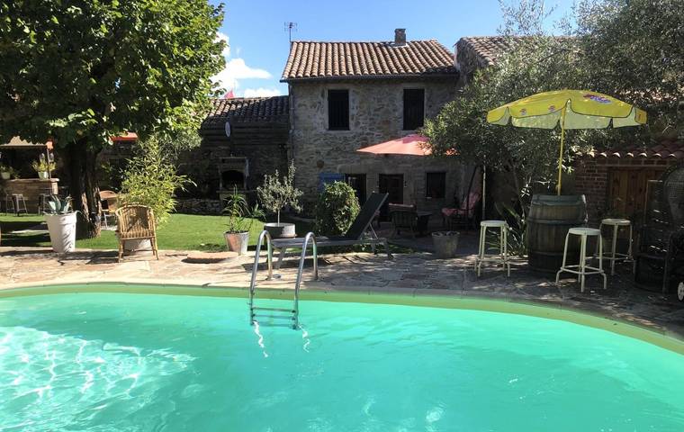 Gîte pour 6 personnes, avec jardin ainsi que terrasse et piscine