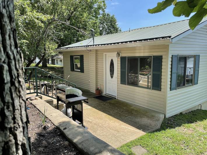 Log cabin for 6 people, with yard, with pets in Ozark Mountains