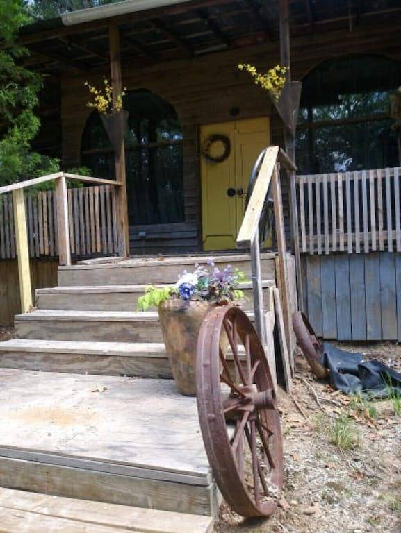 Sunflower Room with quiet deck in Canton, Van Zandt County