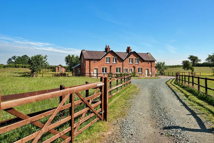 Holiday rental for 16 people, with terrace and hot tub as well as garden in West Midlands
