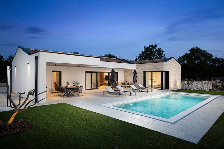 Villa pour 4 personnes, avec terrasse ainsi que jardin et piscine à Loborika