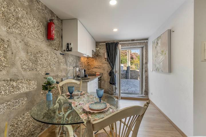 Entire studio, Studio Apartment 'Estúdio Gerês' with Shared Terrace, Wi-Fi and Air Conditioning in Braga District