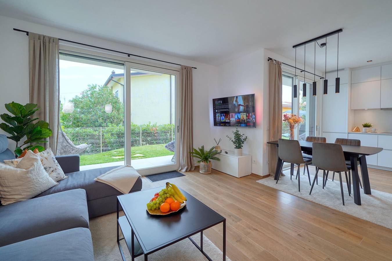 Appartement entier, Appartement 'Carmensita Premium Lazise' avec piscine partagée, Wi-Fi et climatisation in Lazise, Montagnes autour du lac de Garde