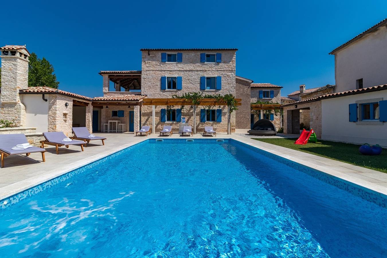 Eine schöne geräumige Villa in einem ruhigen Dorf außerhalb der überfüllten Stadt! in Bokordići, Svetvinčenat