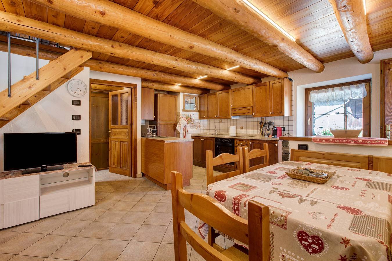 Entire apartment, Apartment 'Sopra' with Balcony and Wi-Fi in Morgex, Comune di Morgex
