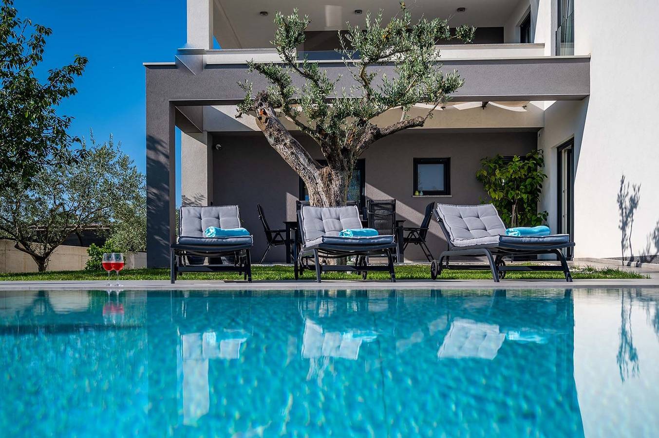 Eine moderne, sowie geräumige und elegante Villa mit Pool in Pula mit zwei fein dekorierten Wohnungen, die mit einer Innentreppe verbunden sind. in Pula-Medulin, Pula