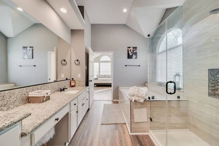 Vacation rental for 12 people, with pool and yard as well as balcony in Grand Prairie