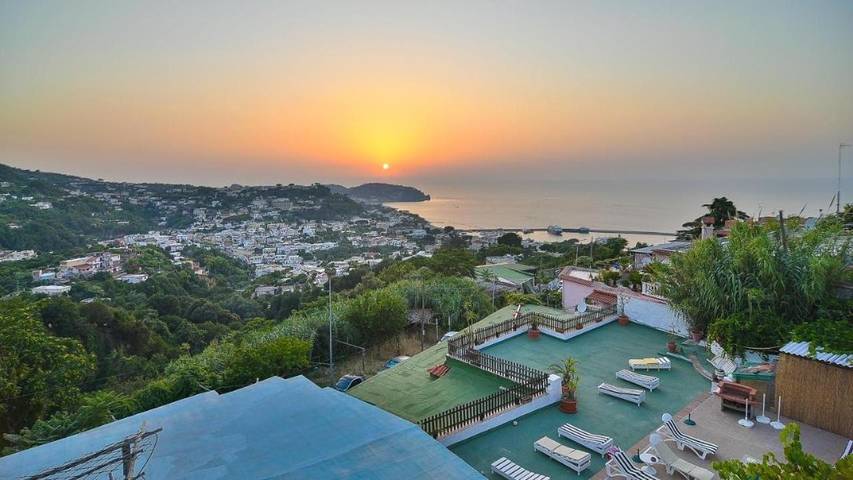 Location de vacances pour 2 personnes, avec terrasse ainsi que piscine et jardin, animaux acceptés dans Ischia - 4