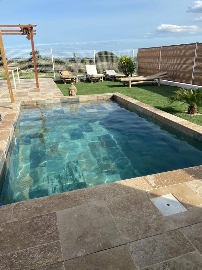 Location de vacances pour 4 personnes, avec jardin ainsi que vue et piscine, animaux acceptés à Tourbes - 2