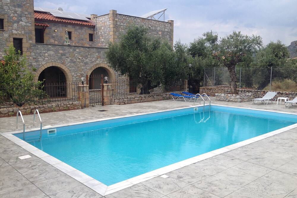 Kleine Burg aus Stein in der berühmten Stoupa mit Pool in Stoupa, Messenien