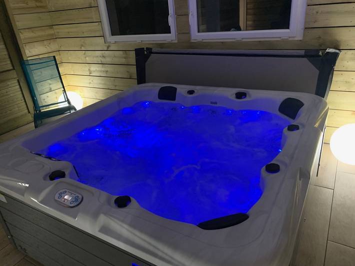 Gîte pour 8 personnes, avec jardin et jacuzzi