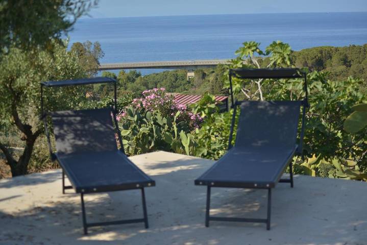 Casa vacanza per 4 persone, con piscina e giardino nonché panorama in Pollina