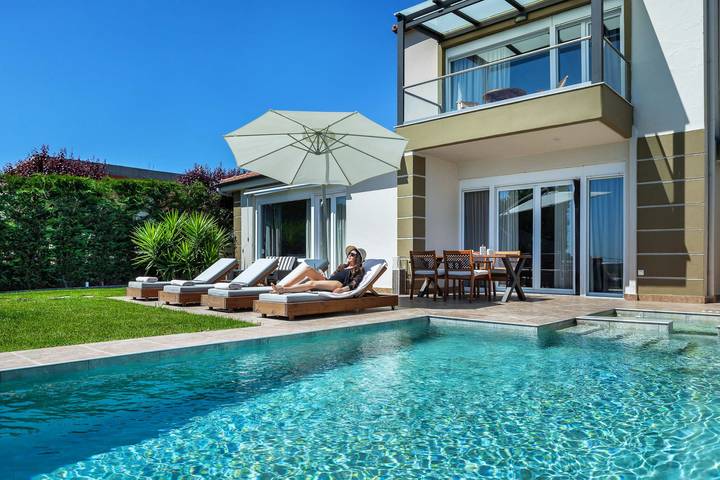 Ferienhaus für 6 Personen, mit Balkon und Whirlpool sowie Terrasse und Garten