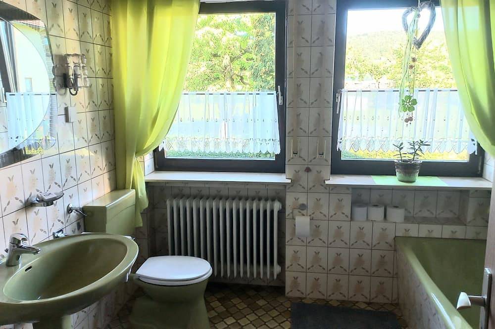 Ganze Wohnung, Ferienwohnung (130qm) mit schöner Aussicht in Sulzfeld, Rhön-Bayern