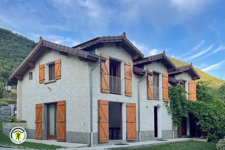 Gîte pour 8 personnes, avec jardin et terrasse, animaux acceptés dans Morêtel-de-Mailles