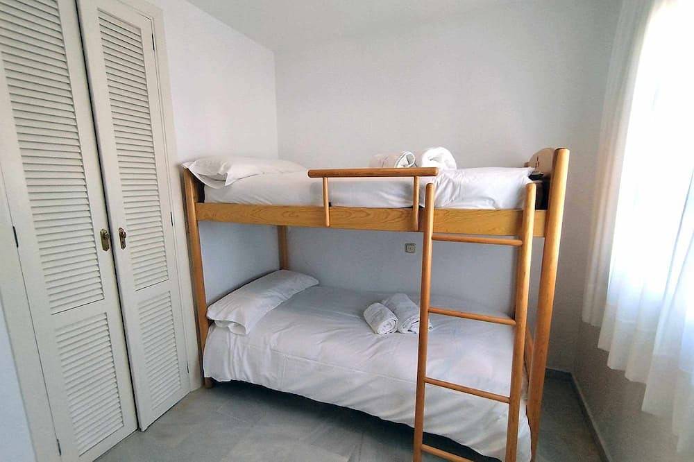 Casa adosada en primera línea de playa. in Playa de Guadalobon, Estepona