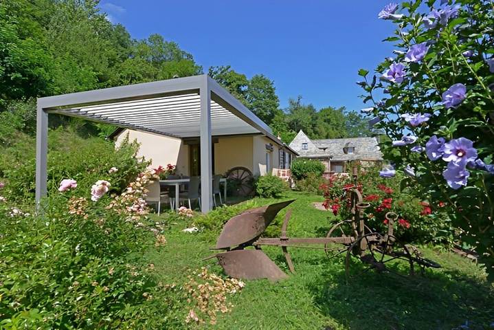 Gîte pour 4 personnes, avec terrasse ainsi que piscine et jardin à Villecomtal