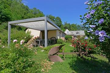 Gîte pour 4 personnes, avec piscine ainsi que terrasse et jardin dans l' Aveyron