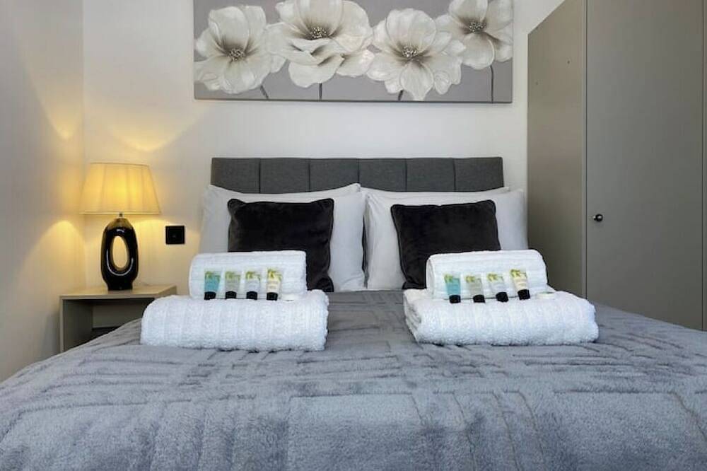 Entire apartment, Town Center Two-Bedroom in Swindon, North Wessex Downs